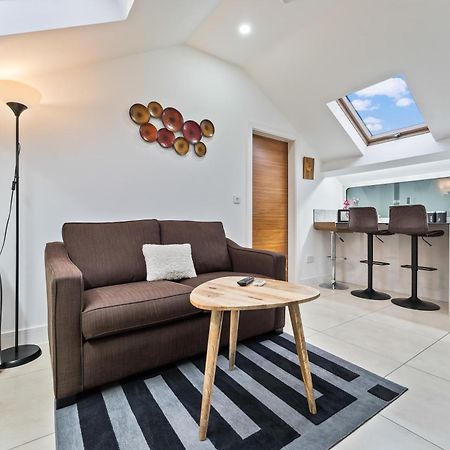 Exquisite 2-Bedroom Penthouse-Sleeps 7-Free Parking With Workstations & High-Speed Wifi Birmingham Exterior foto