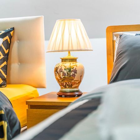 Exquisite 2-Bedroom Penthouse-Sleeps 7-Free Parking With Workstations & High-Speed Wifi Birmingham Exterior foto