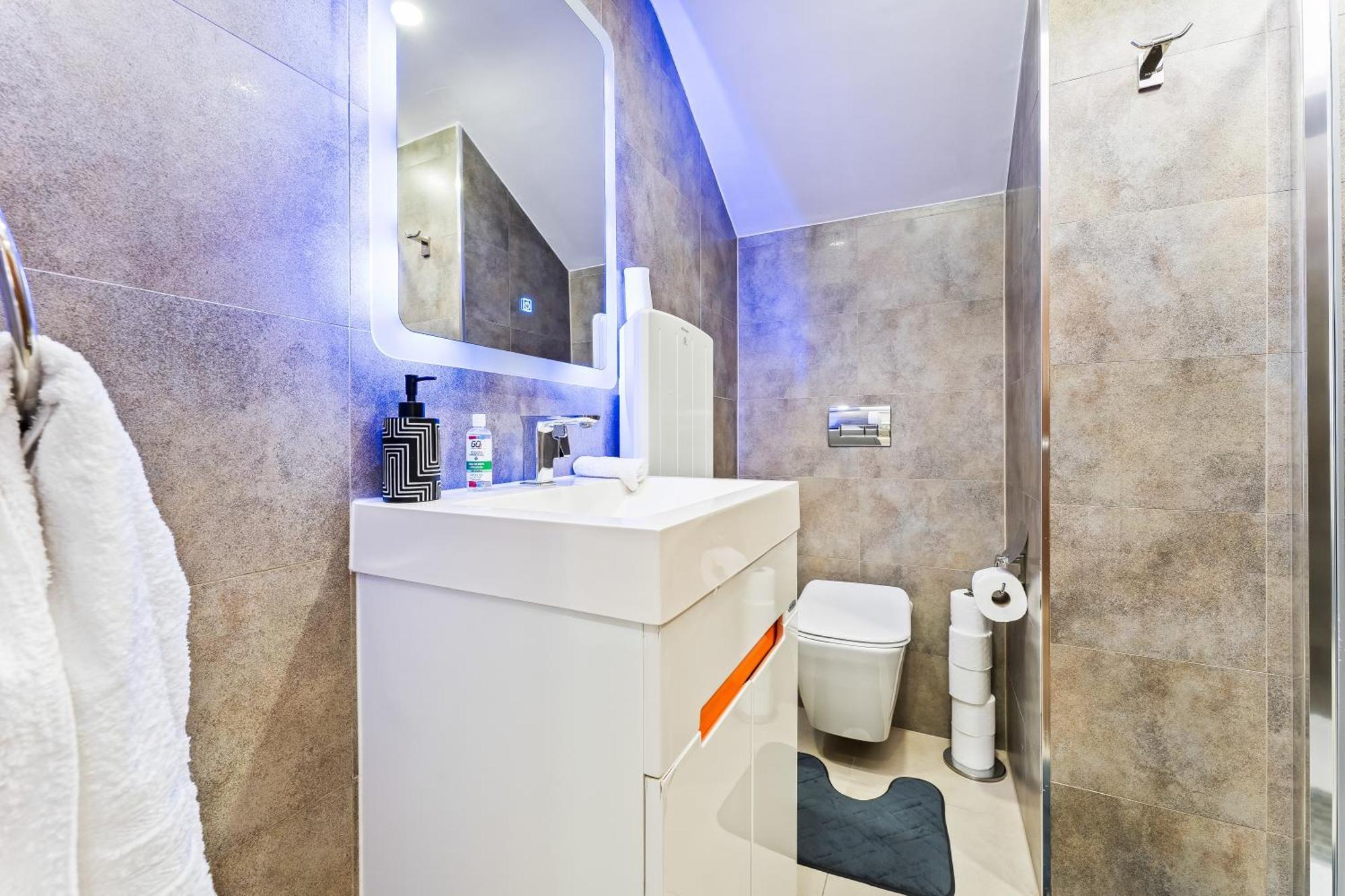 Exquisite 2-Bedroom Penthouse-Sleeps 7-Free Parking With Workstations & High-Speed Wifi Birmingham Exterior foto