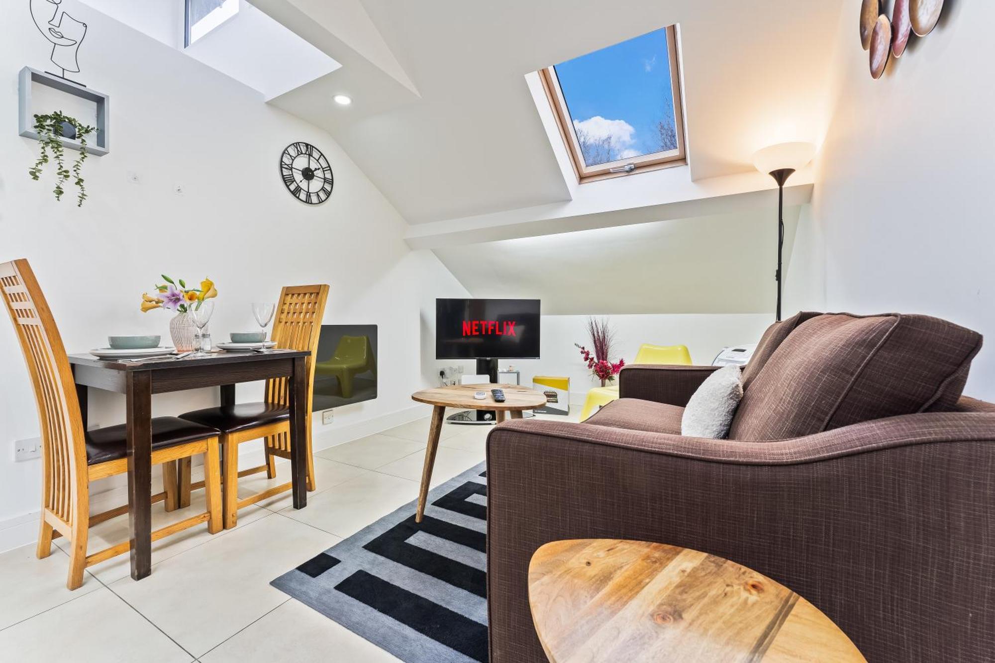 Exquisite 2-Bedroom Penthouse-Sleeps 7-Free Parking With Workstations & High-Speed Wifi Birmingham Exterior foto
