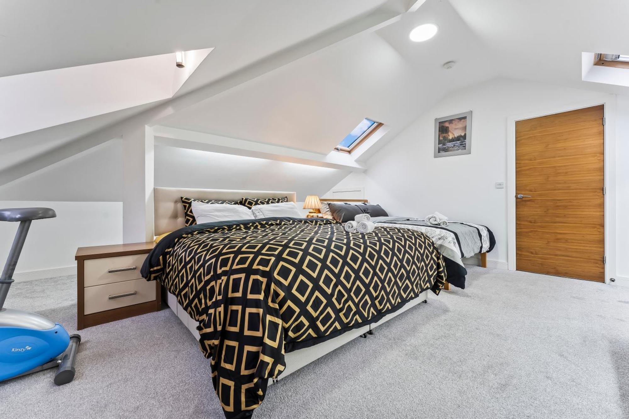 Exquisite 2-Bedroom Penthouse-Sleeps 7-Free Parking With Workstations & High-Speed Wifi Birmingham Exterior foto