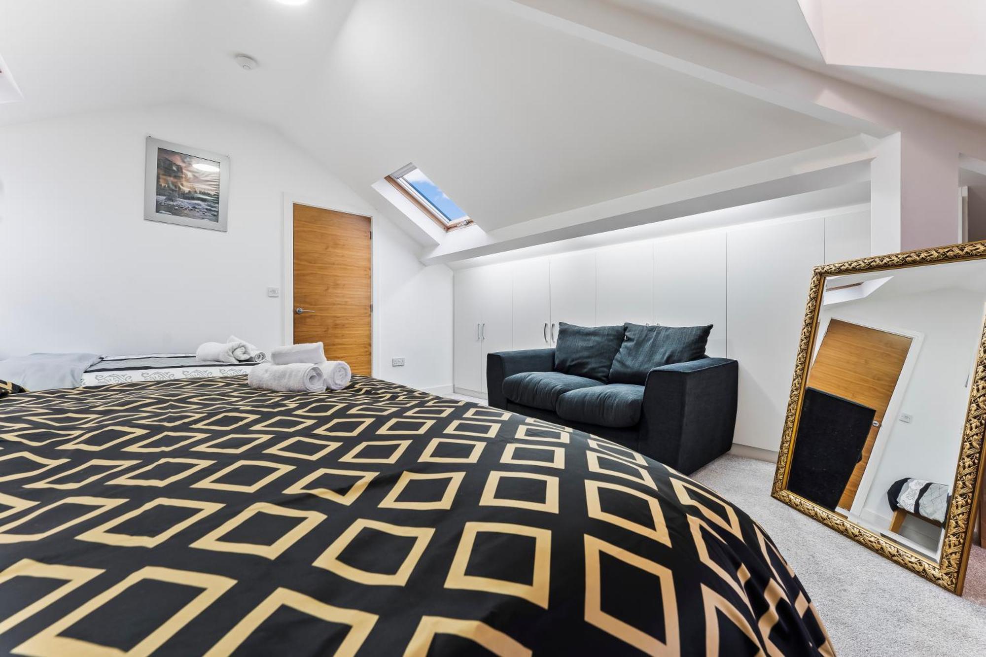 Exquisite 2-Bedroom Penthouse-Sleeps 7-Free Parking With Workstations & High-Speed Wifi Birmingham Exterior foto