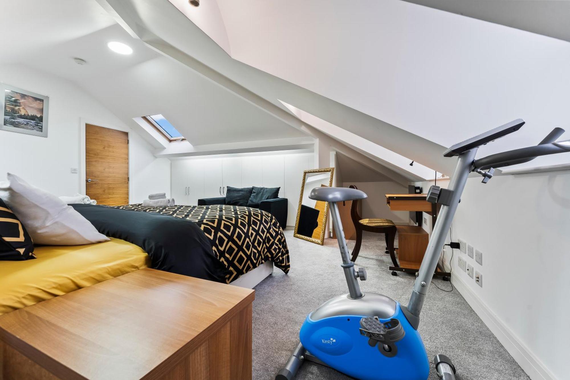 Exquisite 2-Bedroom Penthouse-Sleeps 7-Free Parking With Workstations & High-Speed Wifi Birmingham Exterior foto