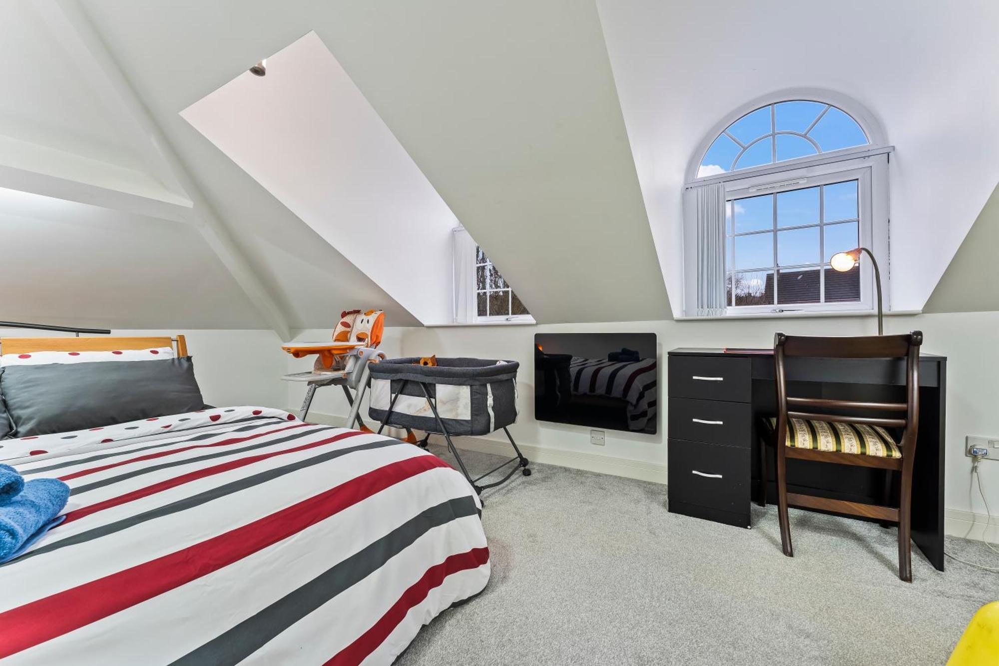 Exquisite 2-Bedroom Penthouse-Sleeps 7-Free Parking With Workstations & High-Speed Wifi Birmingham Exterior foto