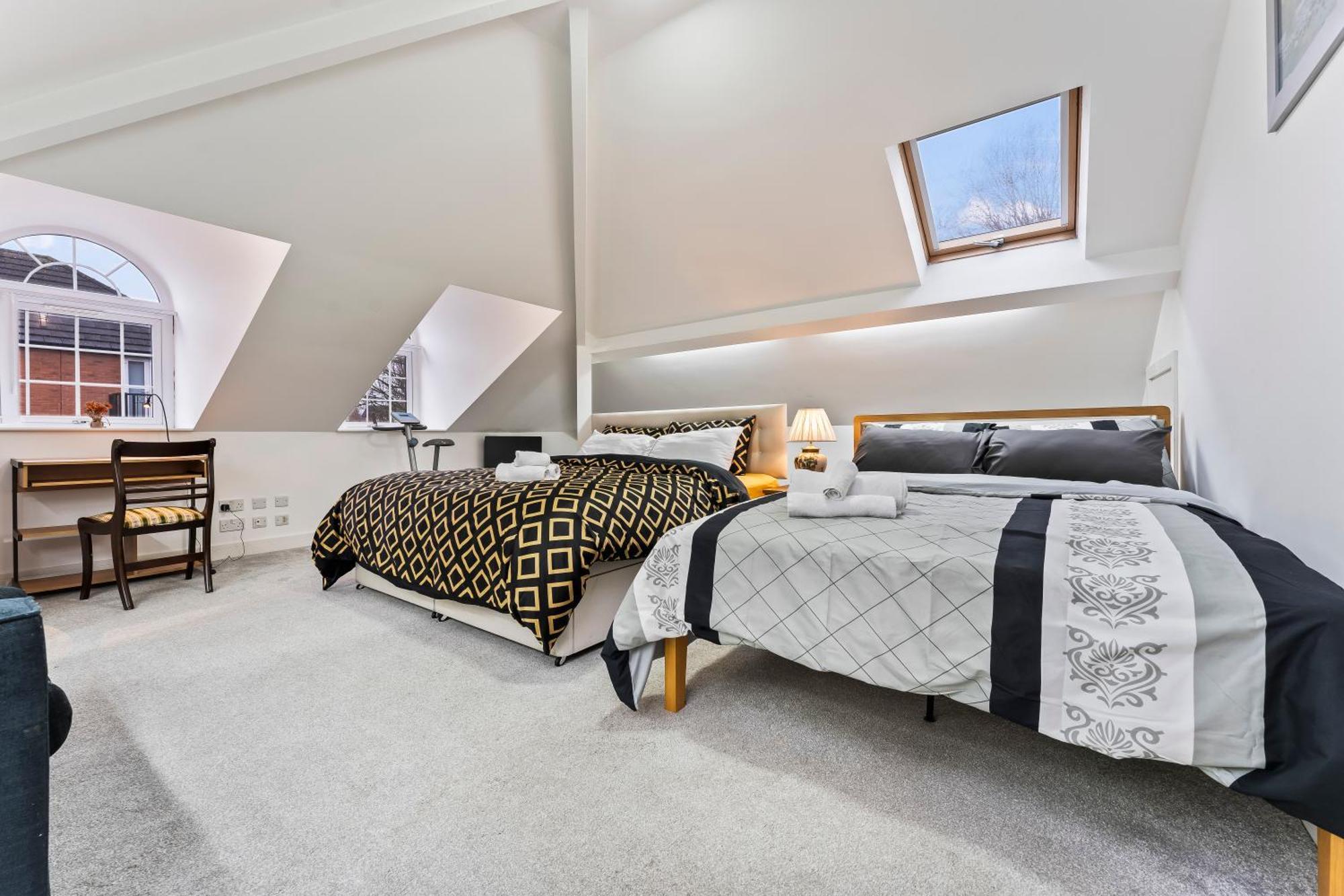 Exquisite 2-Bedroom Penthouse-Sleeps 7-Free Parking With Workstations & High-Speed Wifi Birmingham Exterior foto