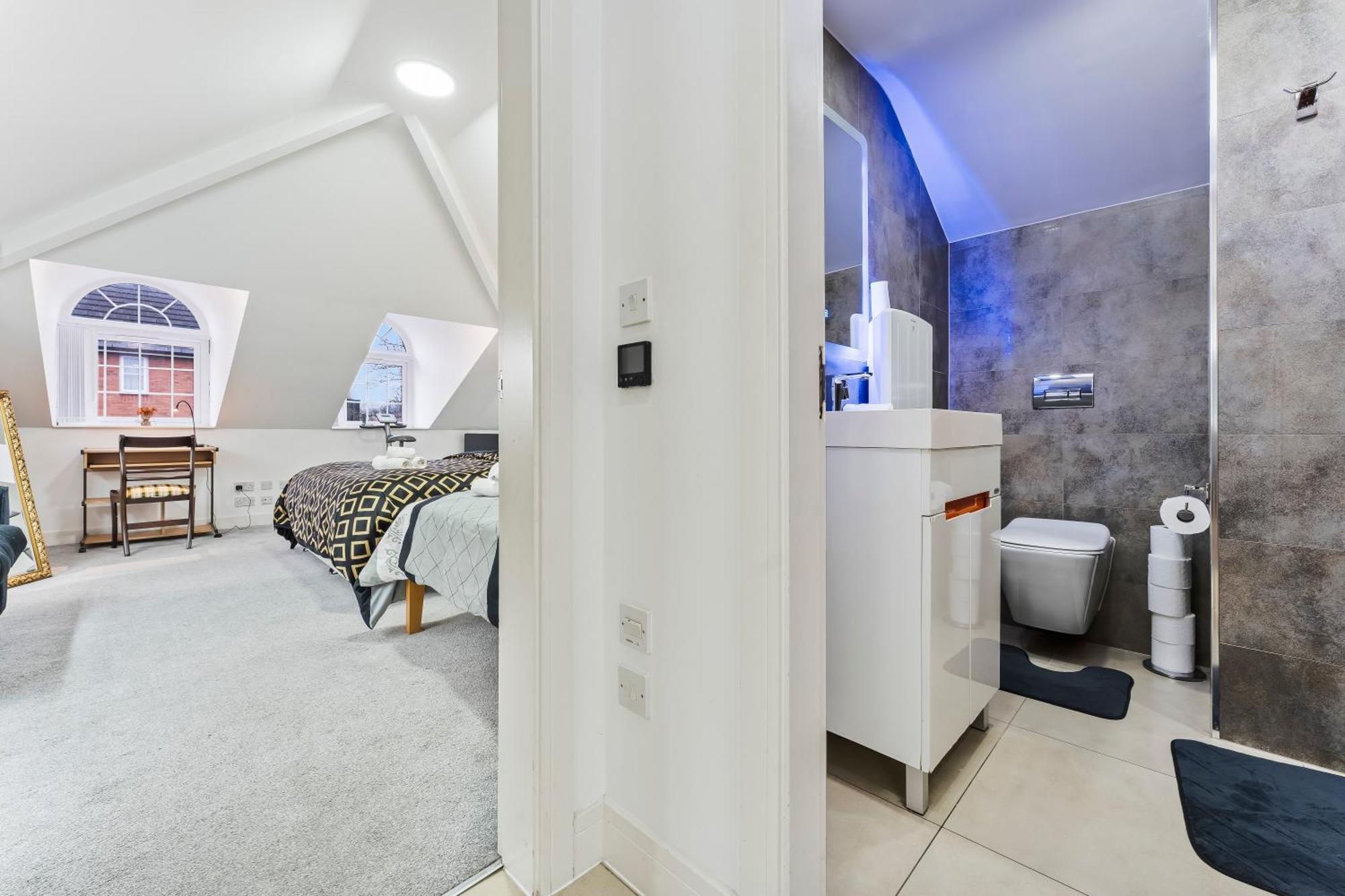 Exquisite 2-Bedroom Penthouse-Sleeps 7-Free Parking With Workstations & High-Speed Wifi Birmingham Exterior foto