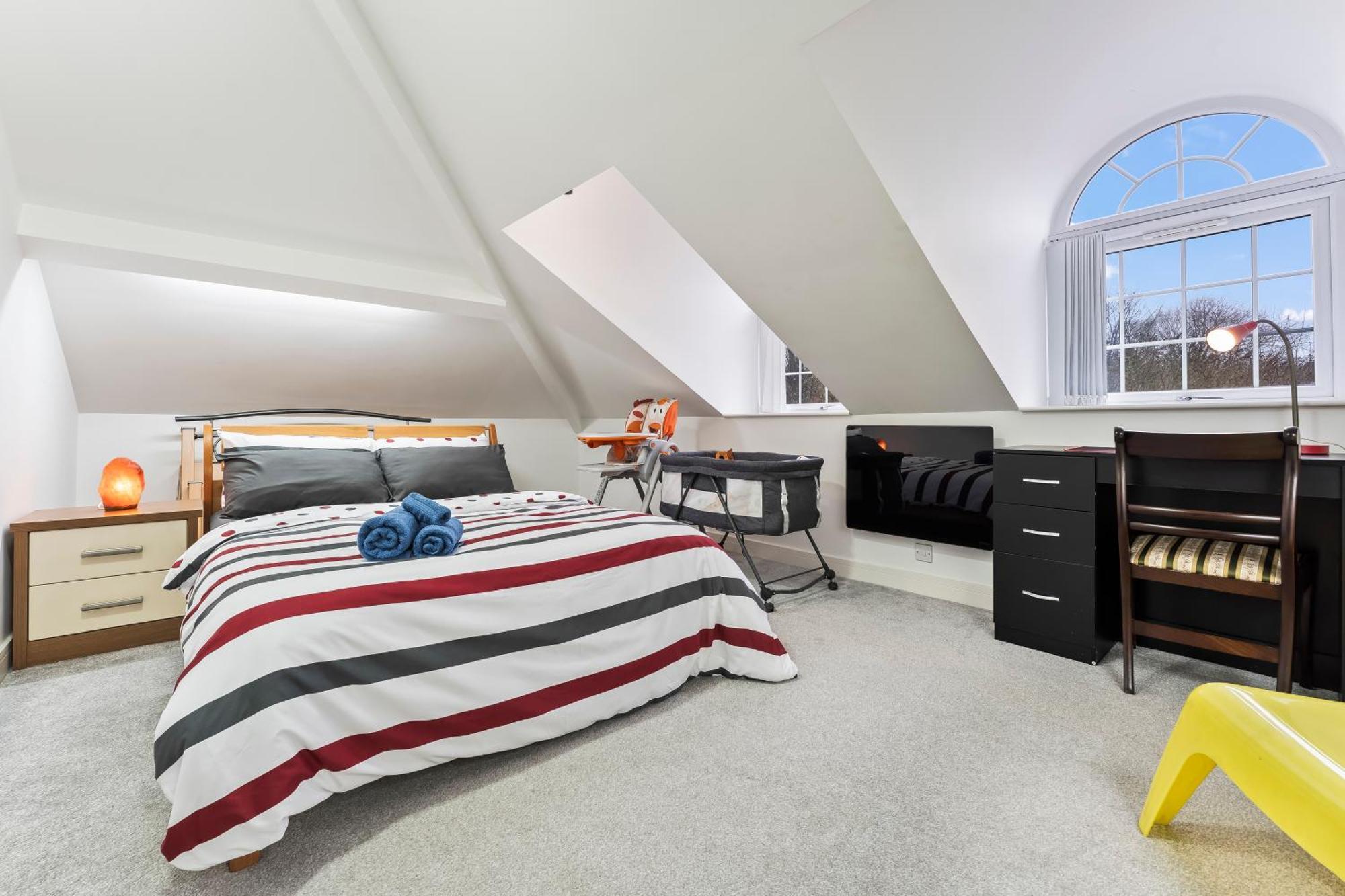 Exquisite 2-Bedroom Penthouse-Sleeps 7-Free Parking With Workstations & High-Speed Wifi Birmingham Exterior foto