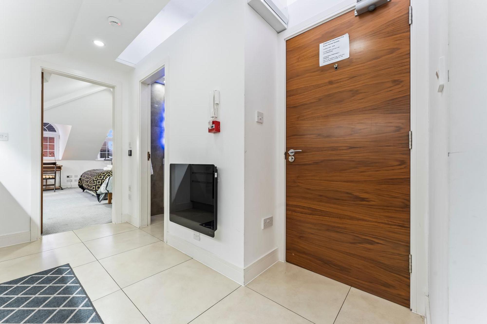 Exquisite 2-Bedroom Penthouse-Sleeps 7-Free Parking With Workstations & High-Speed Wifi Birmingham Exterior foto