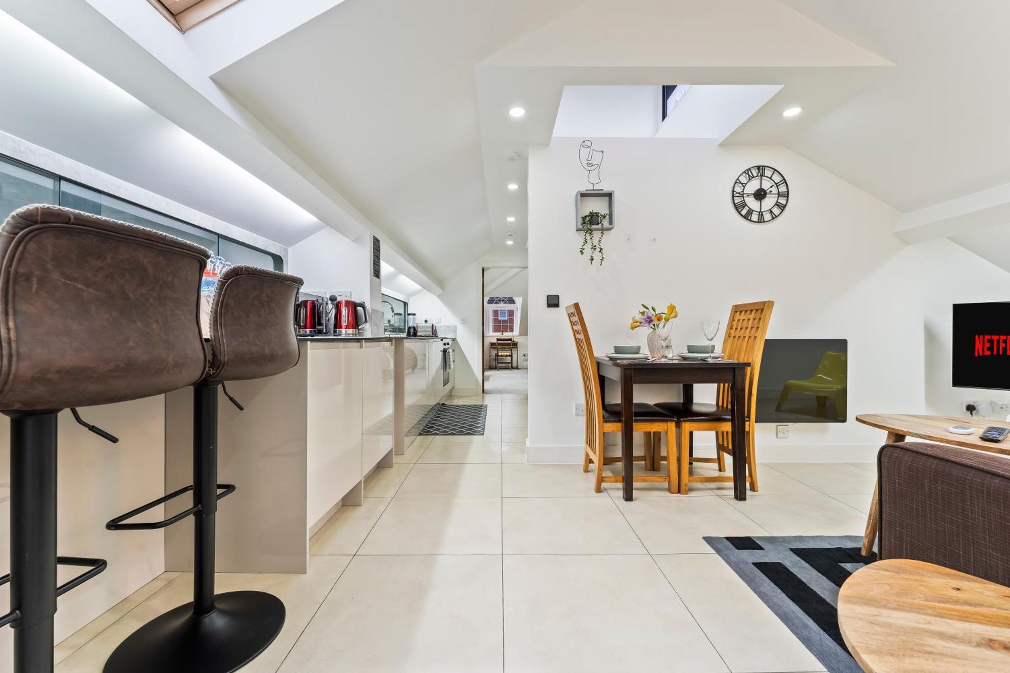 Exquisite 2-Bedroom Penthouse-Sleeps 7-Free Parking With Workstations & High-Speed Wifi Birmingham Exterior foto