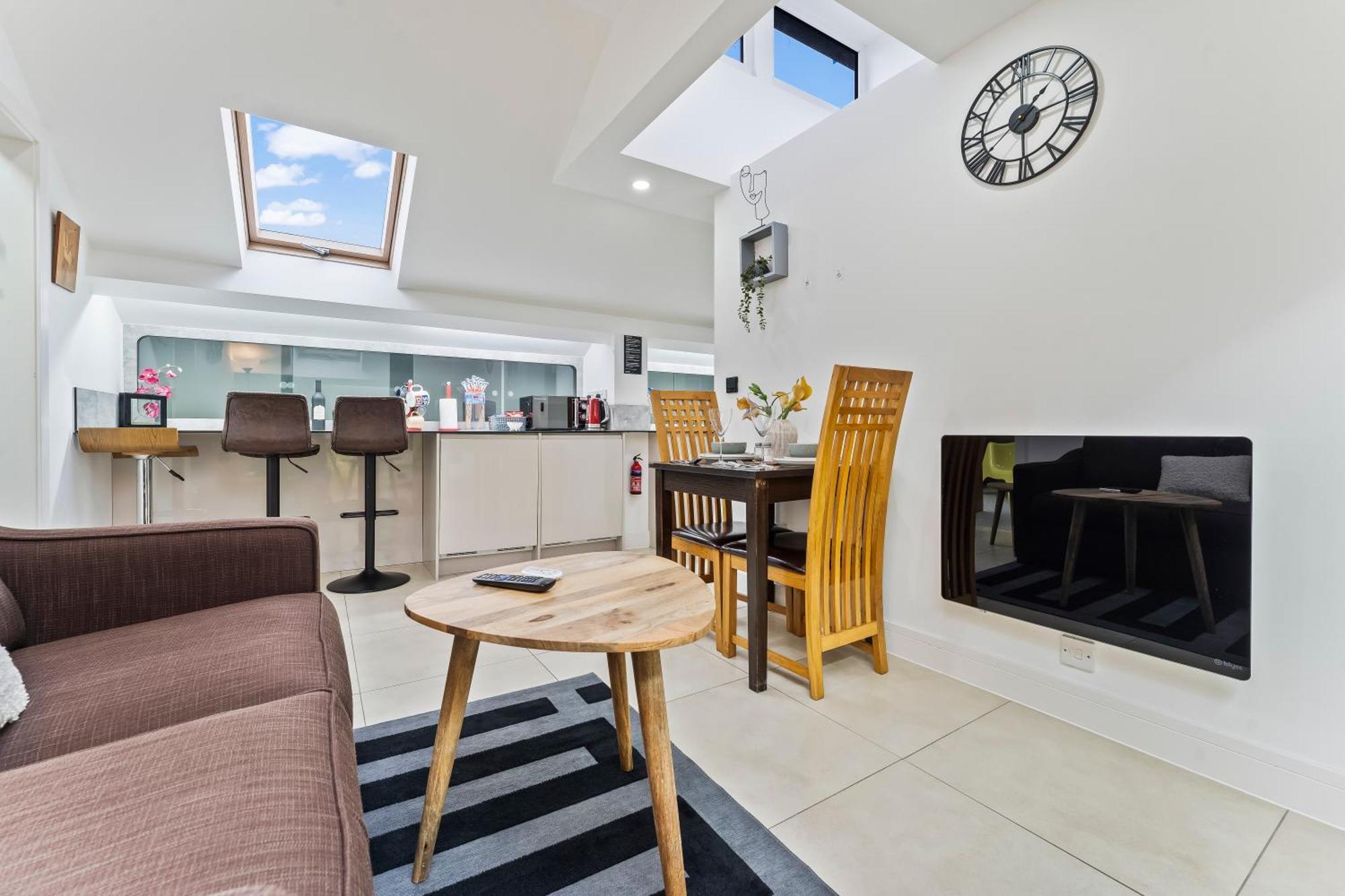 Exquisite 2-Bedroom Penthouse-Sleeps 7-Free Parking With Workstations & High-Speed Wifi Birmingham Exterior foto