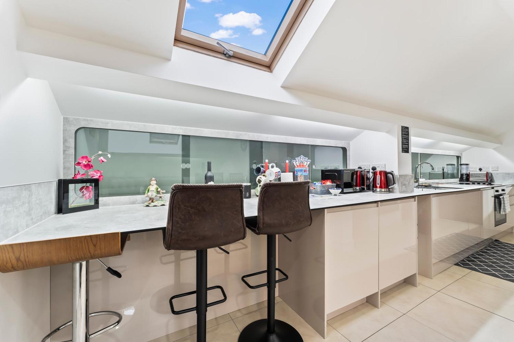 Exquisite 2-Bedroom Penthouse-Sleeps 7-Free Parking With Workstations & High-Speed Wifi Birmingham Exterior foto
