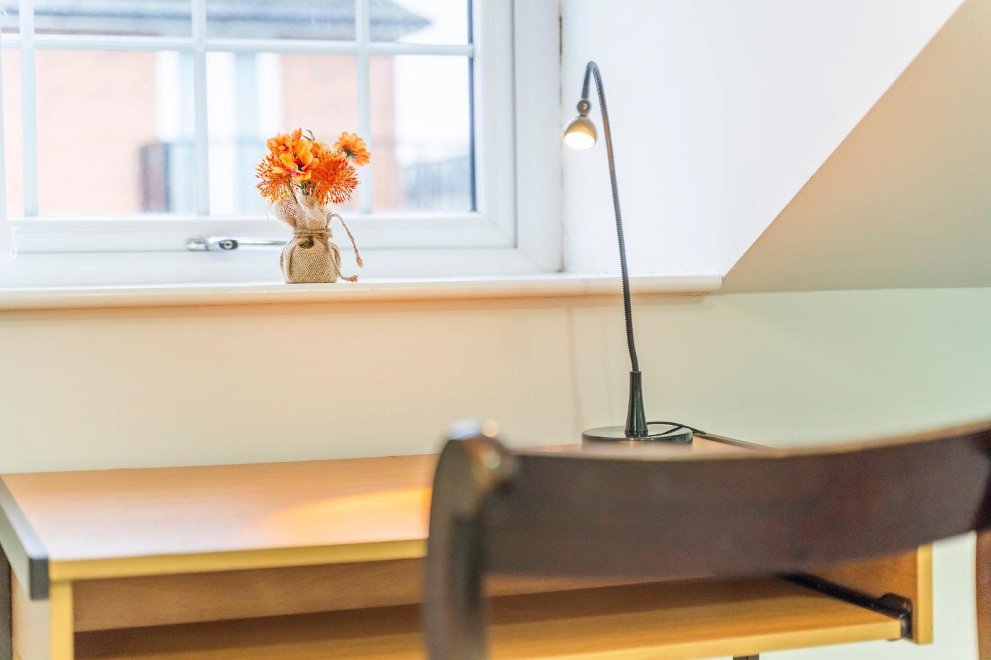 Exquisite 2-Bedroom Penthouse-Sleeps 7-Free Parking With Workstations & High-Speed Wifi Birmingham Exterior foto