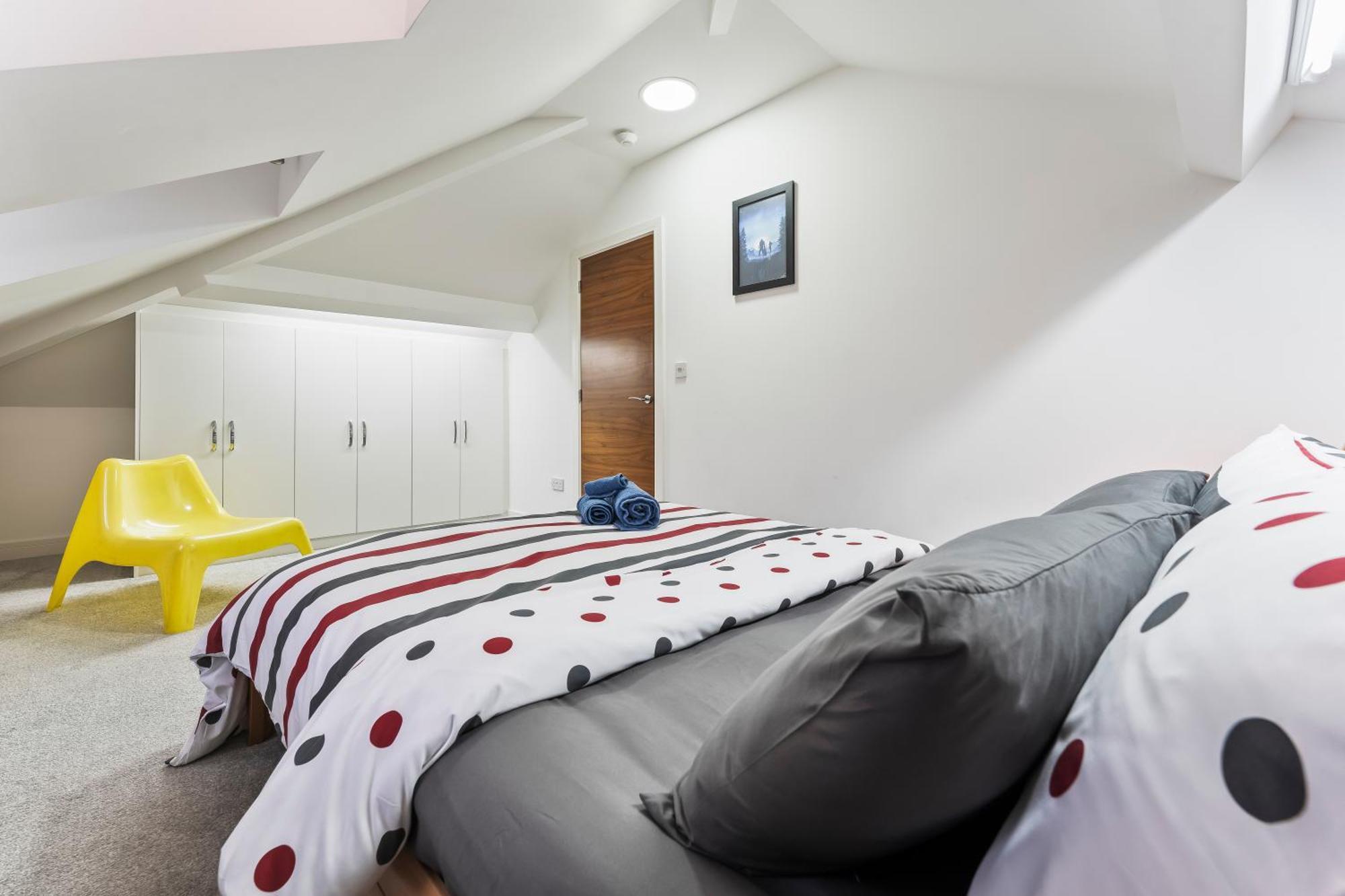 Exquisite 2-Bedroom Penthouse-Sleeps 7-Free Parking With Workstations & High-Speed Wifi Birmingham Exterior foto